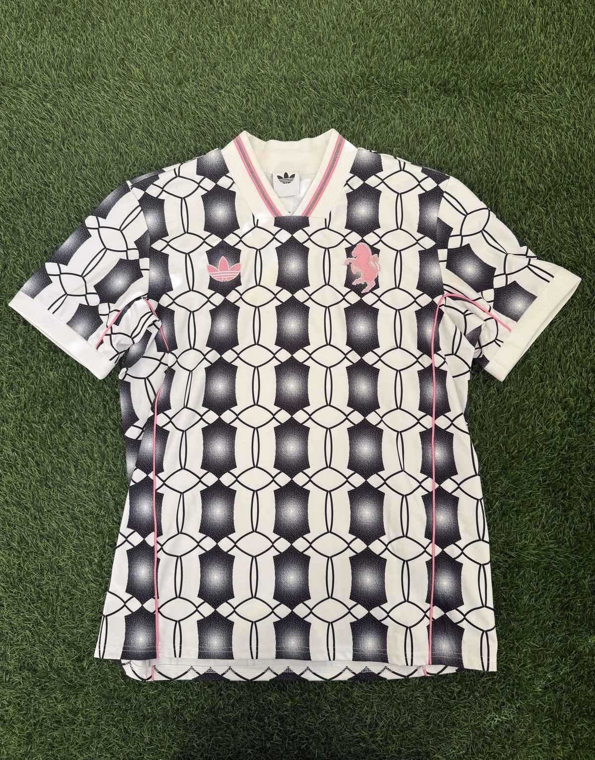 Juventus Special Edition Jersey (Pink Outline)
