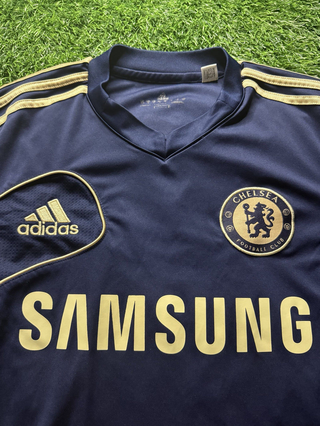 Chelsea 2012/13 training jersey crest and sponsor
